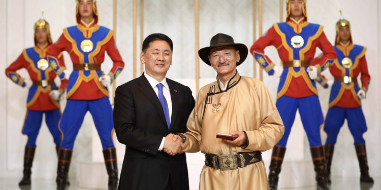 Чойнхорын Найдандоржид Ардын жүжигчин цол хүртээлээ