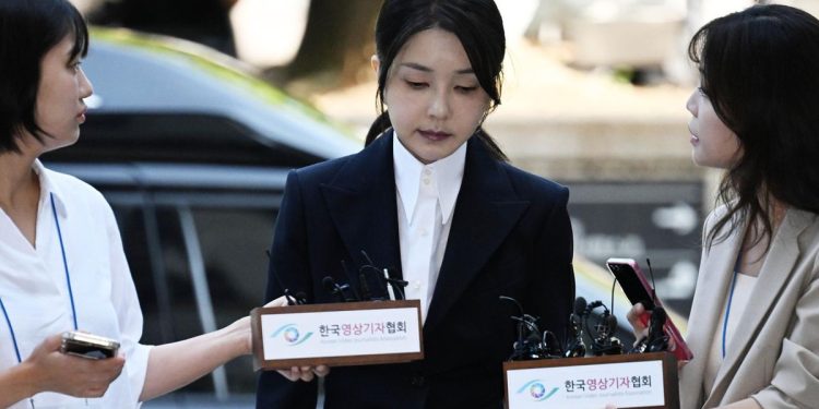 Солонгосын экс тэргүүн хатагтайг хорих эсэхийг өнөөдөр шийднэ