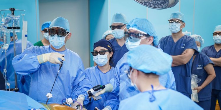 Дурангийн 3D технологи ашиглан ЭЛЭГ ШИЛЖҮҮЛЭН СУУЛГАХ мэс засал хийлээ