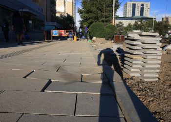 Шинэ явган хүний замыг хүнд даацын машинаар эвджээ