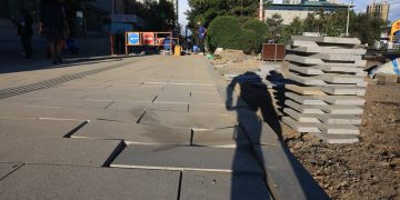 Шинэ явган хүний замыг хүнд даацын машинаар эвджээ