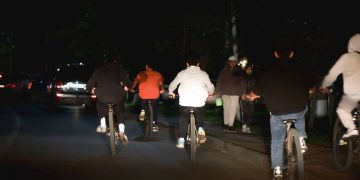 Суррон мотоцикльтой насанд хүрээгүй жолооч нар зам дээр "нисэж" байна