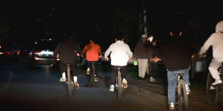 Суррон мотоцикльтой насанд хүрээгүй жолооч нар зам дээр "нисэж" байна