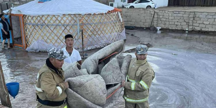 ОБЕГ: Ховдод 95 гэр, 84 хашаа, 12 байшин, 14 орон сууц үерийн усанд автсан