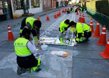 Цахилгаан дугуй, скүүтэрийн зогсоол хийж байна