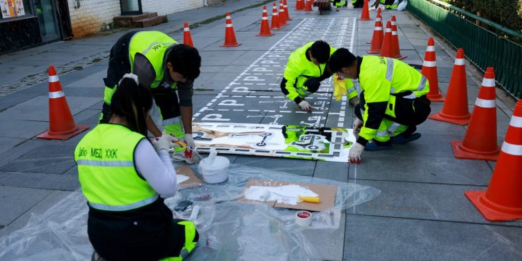 Цахилгаан дугуй, скүүтэрийн зогсоол хийж байна