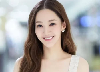 Хэт турсан жүжигчин Пак Мин шүтэн бишрэгчдийнхээ санааг зовоов