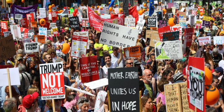 Их Британичууд Трампт эсэргүүцлийн жагсаалаар "бэлэг барилаа"