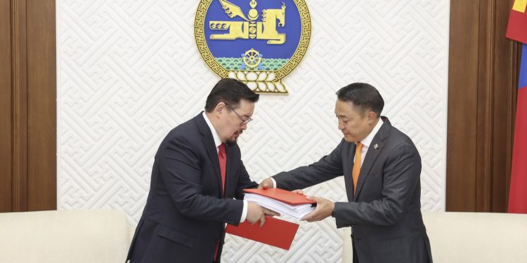 Монгол Улсын 2026 оны төсвийн тухай хуулийн төслийг өргөн барилаа