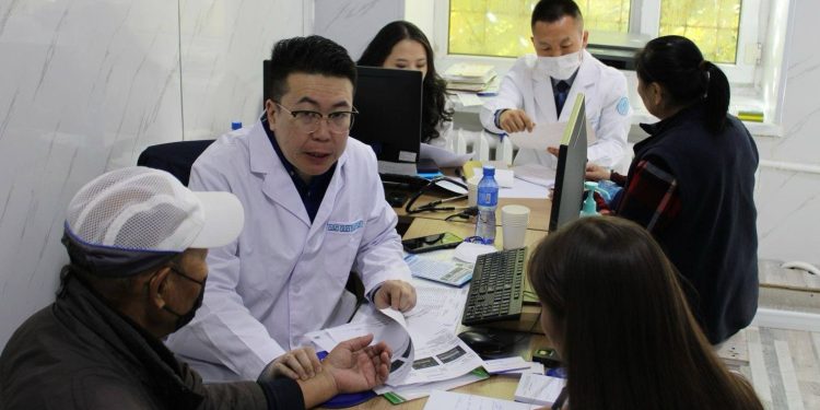 Өвөрмонгол эмч нар 300 гаруй хүнд үнэгүй үзлэг, оношилгоо хийжээ