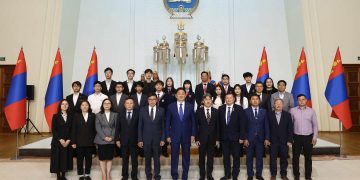 Олон улсын олимпиадад амжилттай оролцсон сурагчдад шагнал гардууллаа