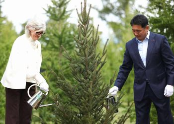 Ерөнхийлөгч У.Хүрэлсүх, Австралийн Амбан захирагч Саманта Мостин нар дурсгалын мод тарилаа