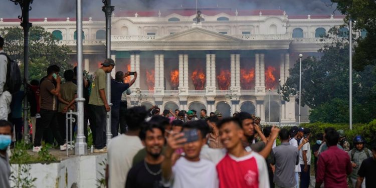 Балба: Жагсагчид засгийн газрын ордон болон улстөрчдийн гэрийг шатаажээ