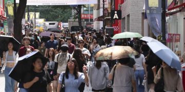 БНСУ-ын иргэд хятад жуулчдыг тус улсад визгүй болгох шийдвэрийг эсэргүүцэж байна