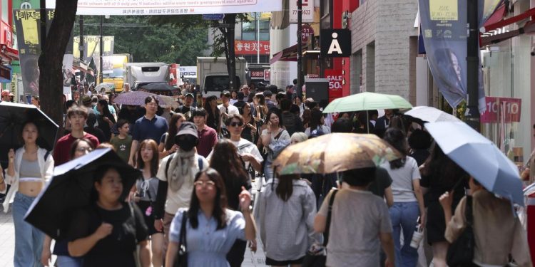 БНСУ-ын иргэд хятад жуулчдыг тус улсад визгүй болгох шийдвэрийг эсэргүүцэж байна