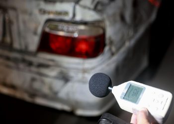 Мотоцикль болон бүдүүн яндантай тээврийн хэрэгслийн дуу чимээнийх нь децибелийг хэмжлээ