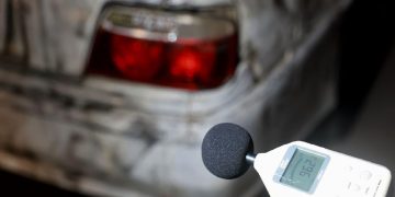 Мотоцикль болон бүдүүн яндантай тээврийн хэрэгслийн дуу чимээнийх нь децибелийг хэмжлээ