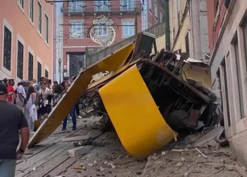 Португалид жуулчдын хамгийн их үйлчлүүлдэг галт тэрэг осолдож 15 хүн амиа алджээ