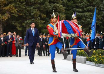 Монгол, Зөвлөлтийн амь үрэгдсэн дайчдад зориулсан дурсгалын хөшөөнд хүндэтгэл үзүүлж, цэцэг өргөлөө
