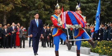 Монгол, Зөвлөлтийн амь үрэгдсэн дайчдад зориулсан дурсгалын хөшөөнд хүндэтгэл үзүүлж, цэцэг өргөлөө