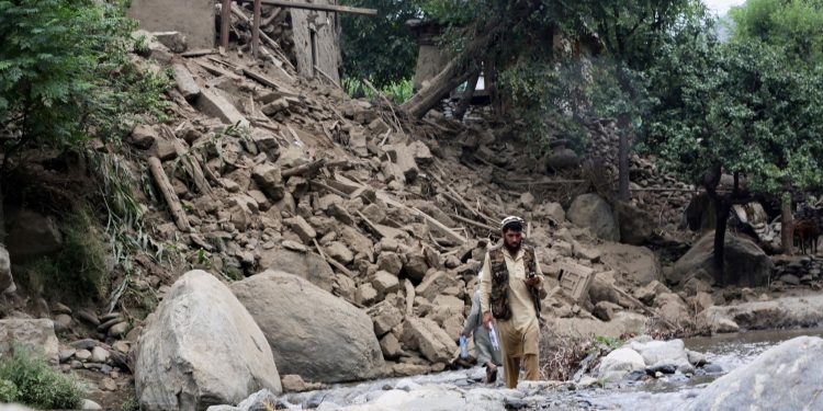 Афганистан: Газар хөдлөлтөөр амиа алдагсдын тоо 800 давж, хэд хэдэн тосгон сүйрчээ