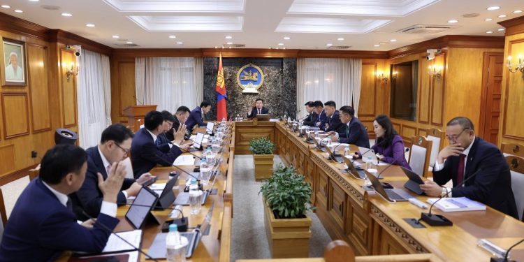 Оюутолгойн хөрөнгө оруулагчидтай хийх хэлэлцээрээ шуурхайлж, ширээний ард суух тохиролцоонд хүрлээ