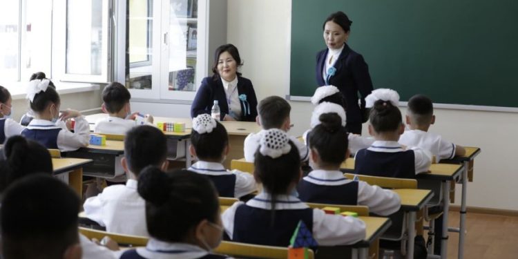 Багш нарын цалинг нэмэх саналд 42 гишүүн гарын үсэг зуржээ