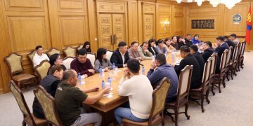 Ерөнхий сайд жагсаал зохион байгуулсан эмч нарын төлөөлөлтэй уулзлаа