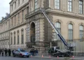 Хулгайч нар хулгайлсан титмээ Луврын гадаа унагаад зугатжээ