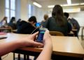 Шведэд ирэх оноос сурагчдад хичээлийн цагаар гар утас ашиглуулахгүй