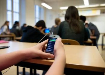 Шведэд ирэх оноос сурагчдад хичээлийн цагаар гар утас ашиглуулахгүй