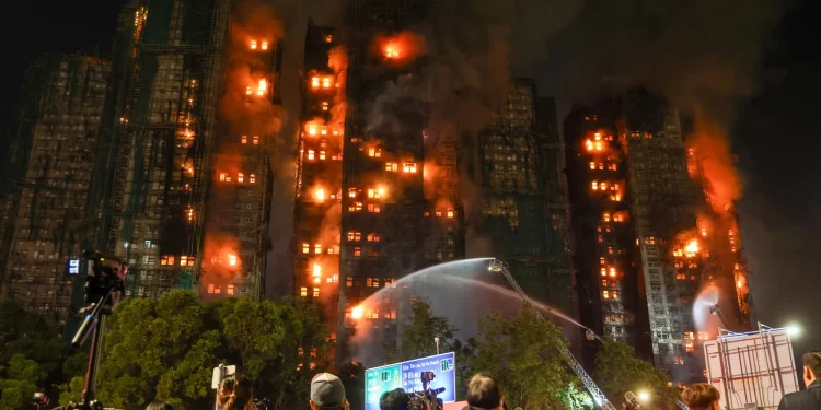 Хонконг: Орон сууцны хороололд гарсан галд амиа алдсан хүний тоо 94 болжээ