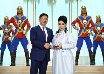 Ардын жүжигчин Аюурзанын Долгорт Хөдөлмөрийн баатар цол хүртээлээ