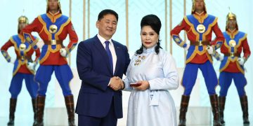 Ардын жүжигчин Аюурзанын Долгорт Хөдөлмөрийн баатар цол хүртээлээ