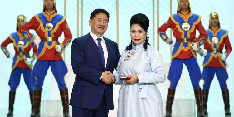 Ардын жүжигчин Аюурзанын Долгорт Хөдөлмөрийн баатар цол хүртээлээ