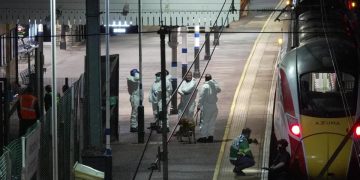 Лондон: Галт тэргэнд 11 хүн хутгалсан этгээдийг баривчиллаа