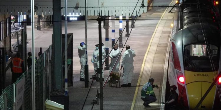 Лондон: Галт тэргэнд 11 хүн хутгалсан этгээдийг баривчиллаа