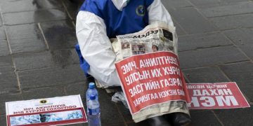 Эрүүл мэндийн салбарын ажилтны цалинг 75 хувиар нэмэгдүүлэхээр төлөвлөжээ