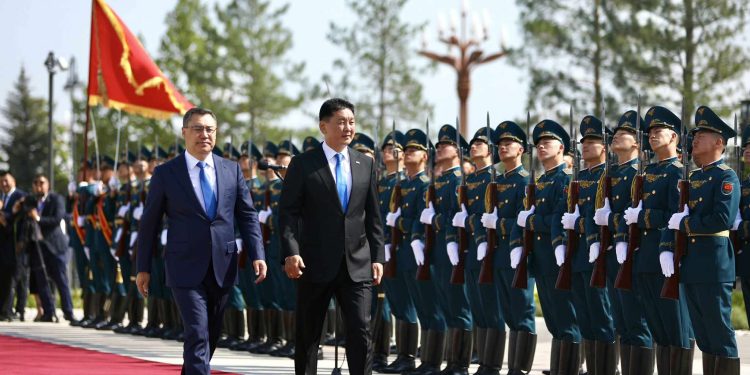 Монгол Улсын Ерөнхийлөгчийг Киргиз Улсын Ерөнхийлөгч албан ёсоор угтлаа