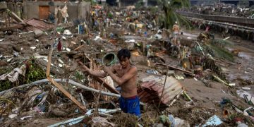 Филиппинд 114 хүний амийг авсан "Калмаэги" хар салхи Вьетнамыг дайрч байна