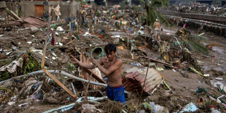 Филиппинд 114 хүний амийг авсан "Калмаэги" хар салхи Вьетнамыг дайрч байна