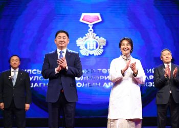 Түүхт 100 жилийн ойг нь тохиолдуулан Улсын Нэгдүгээр төв эмнэлгийг Хөдөлмөрийн баатар цолоор шагналаа