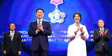 Түүхт 100 жилийн ойг нь тохиолдуулан Улсын Нэгдүгээр төв эмнэлгийг Хөдөлмөрийн баатар цолоор шагналаа