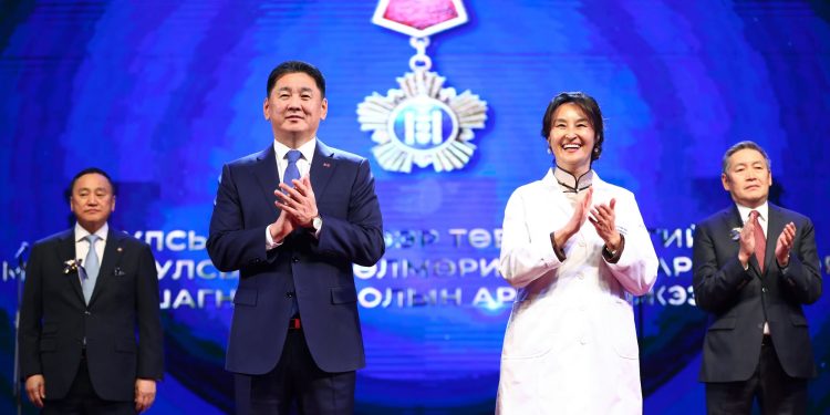 Түүхт 100 жилийн ойг нь тохиолдуулан Улсын Нэгдүгээр төв эмнэлгийг Хөдөлмөрийн баатар цолоор шагналаа