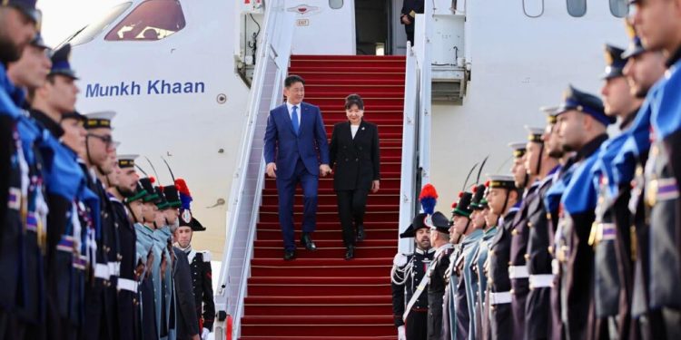 Ерөнхийлөгч У.Хүрэлсүх төрийн айлчлал хийхээр Италид хүрэлцэн очлоо