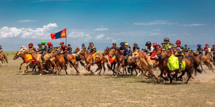 Хурдан морины бүсийн уралдааныг товложээ