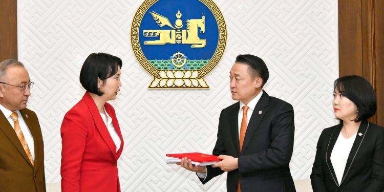 Хөдөө аж ахуйн тухай хуулийн төслийг өргөн мэдүүллээ