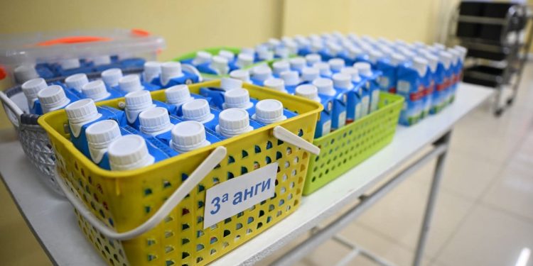 Нийслэлийн ерөнхий боловсролын сургуулийн 189,600 хүүхдэд сүү өгч эхэллээ