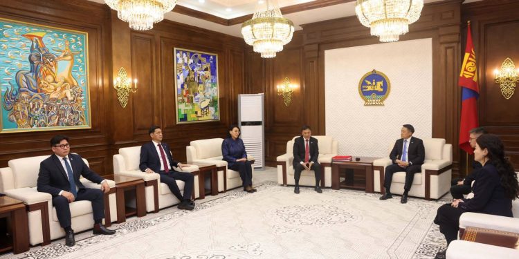 Эрхтэн, эд эс шилжүүлэн суулгах тухай хуулийн төсөл өргөн мэдүүллээ