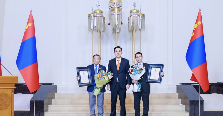 Б.Чимидийн нэрэмжит шагналыг Ж.Бямбаа, Ж.Эрхэсхулан нар хүртлээ